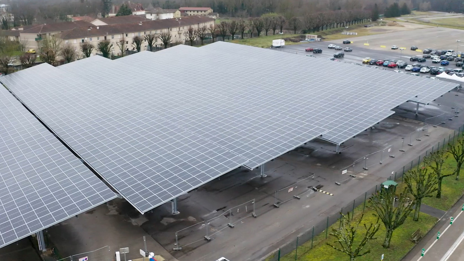 Τα φωτοβολταϊκά στέγαστρα που τοποθετούνται στο Bourg-en-Bresse, καλύπτουν 17 εκτάρια χώρων στάθμευσης αυτοκινήτων, με συνολική εγκατεστημένη ισχύ 22M